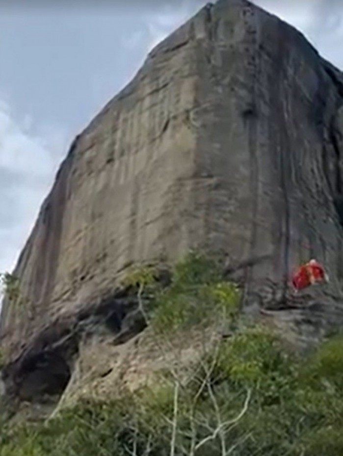 Dois homens se acidentam ap&oacute;s saltar de base jump na Pedra da G&aacute;vea