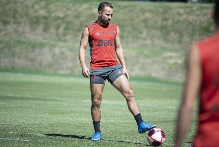 Everton Ribeiro participou do primeiro gol na vitória sobre a LDU, em Quito