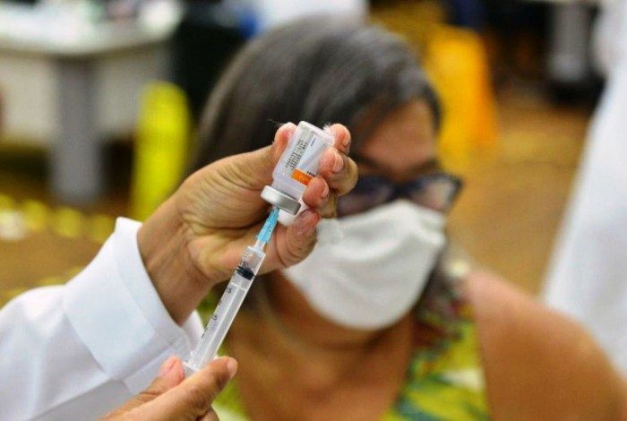 O município do Rio já tem 24,5% da população imunizada com a primeira dose
