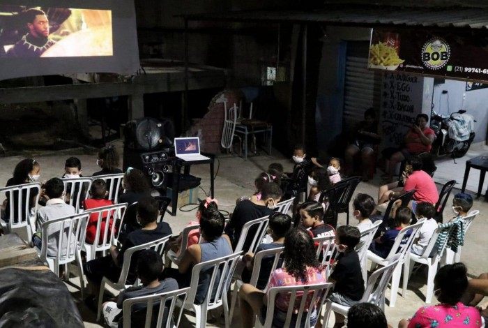 CINEBOB é uma iniciativa de cinema de rua com foco em crianças da Alvorada, com distribuição de lanches, bate-papo e respeito aos protocolos de prevenção contra a Covid-19 
