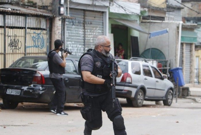 Operação da Polícia Civil no Jacarezinho têm moradores, policiais civis e passageiros de metrô baleados
