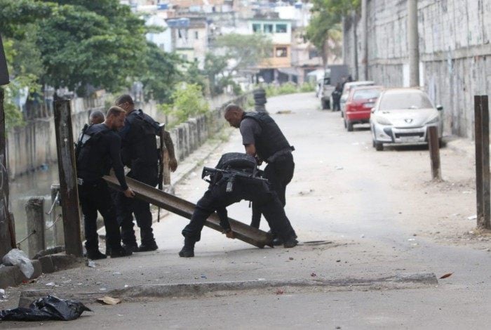 Operação da Polícia Civil no Jacarezinho tem policiais e passageiros do MetrôRio baleados