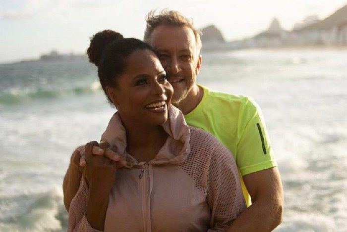 Em áudio a Adriana Bombom fala sobre estado de saúde de Adrian Cunha após deixar as pressas o confinamento do reality Power Couple.