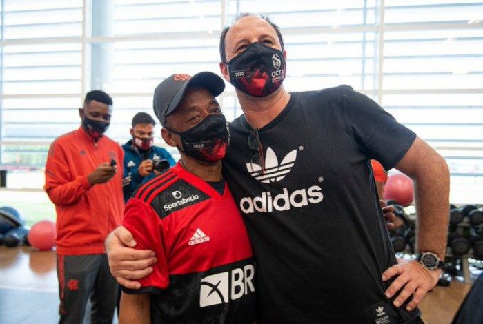 Após dois anos preso, motorista Róbson Nascimento visita o Flamengo