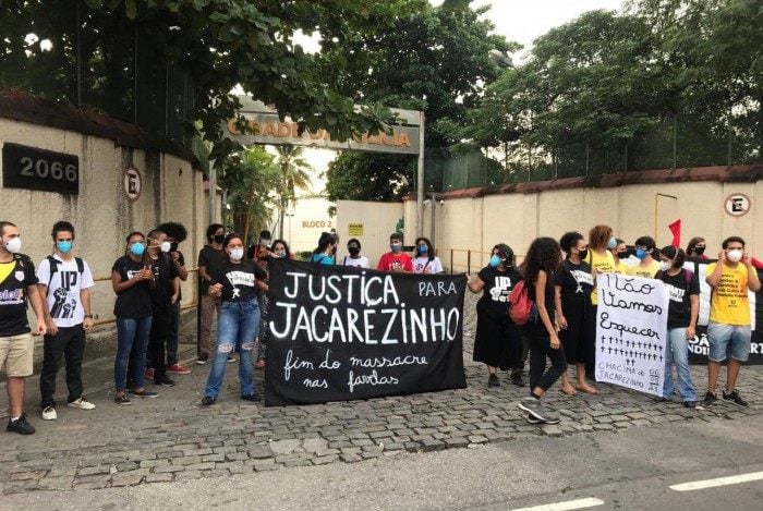 Moradores fazem protesto na cidade da polícia após operação no Jacarezinho