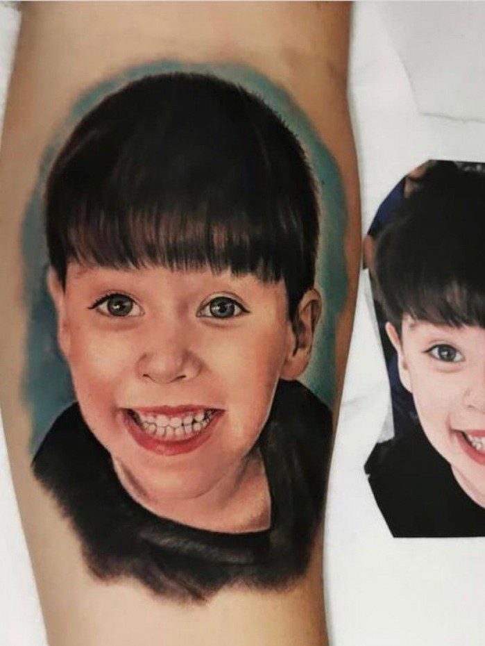 Pai de Henry faz tatuagem com rosto do menino
