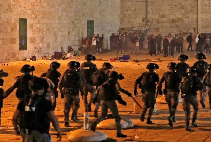 Confrontos entre manifestantes palestinos e polícia israelense na Esplanada das Mesquitas