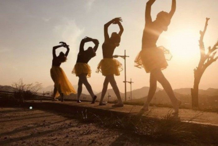 Durante a pandemia, o Na Ponta dos Pés tem distribuído cestas básicas digitais