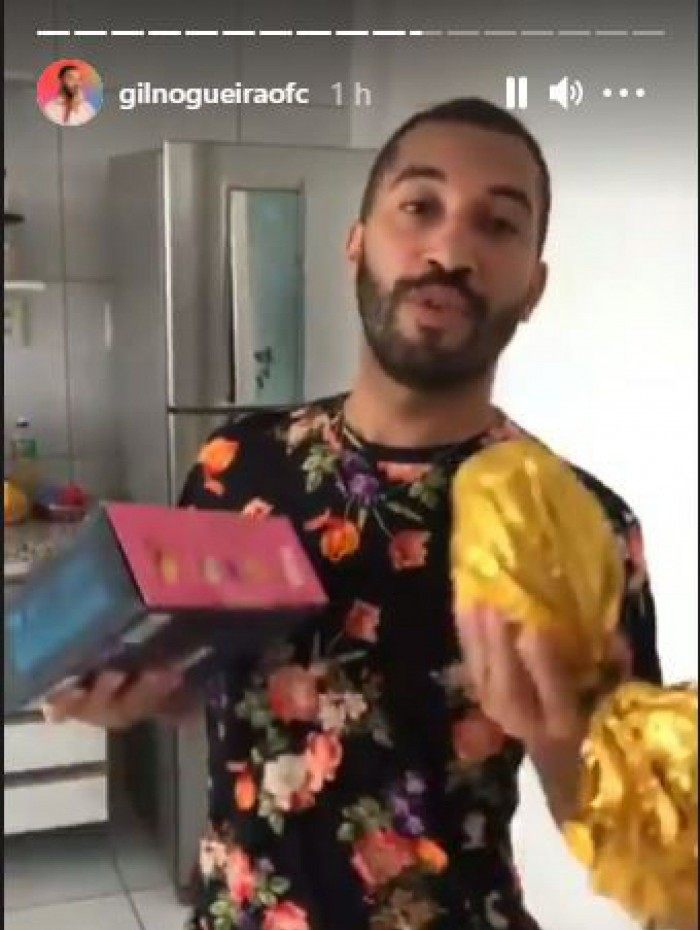Gil entrega ovos de Páscoa que ganhou no 'BBB' para os sobrinhos