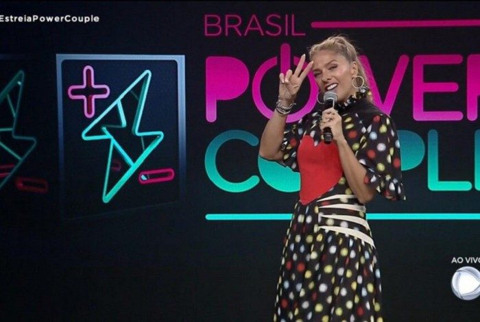 Adriane Galisteu a frente do Power Couple Brasil: reality amargou a 3ª colocação em sua reestreia