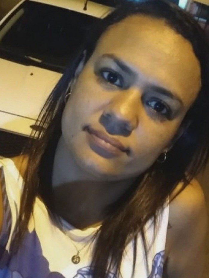 Jana&iacute;na dos Santos tinha 39 anos e chegou a ser socorrida por familiares e amigos, mas n&atilde;o resistiu. Segundo a pol&iacute;cia, o tiro partiu da arma de traficantes
