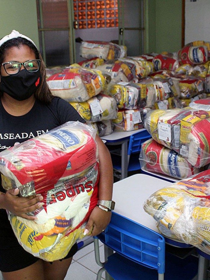 Os alimentos s&atilde;o destinados exclusivamente ao aluno e s&atilde;o entregues aos respons&aacute;veis seguindo cronograma divulgado pela Prefeitura