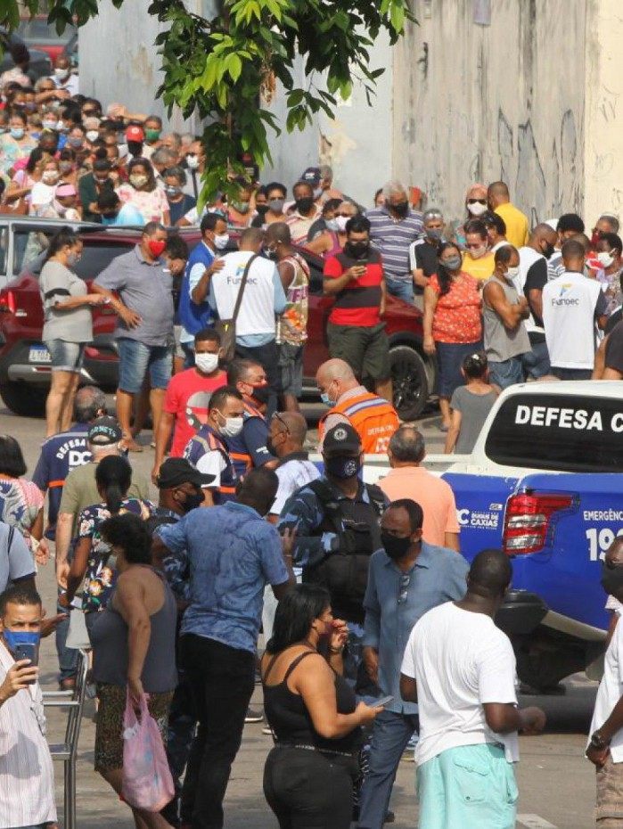 Com tantas aglomera&ccedil;&otilde;es ontem de manh&atilde; na cidade, ficou muito dif&iacute;cil dizer 'x&ocirc;, coronav&iacute;rus!'