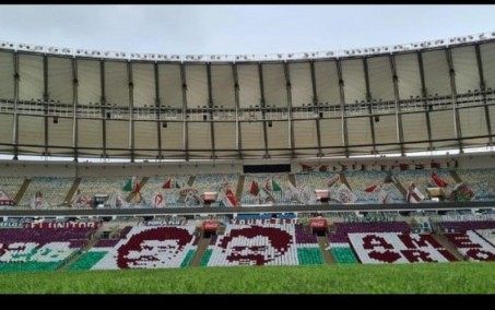 Torcida do Fluminense prepara mosaico com carrascos do Flamengo em finais do Carioca