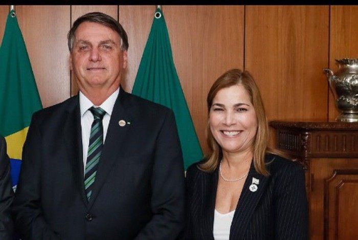 Presidente Jair Bolsonaro e secretária Mayra Pinheiro