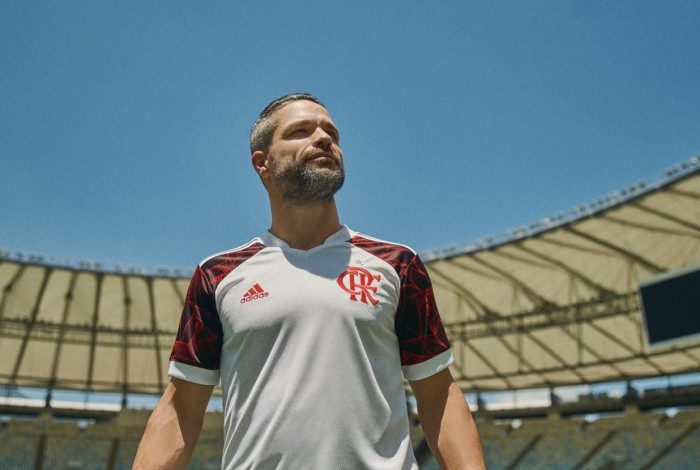 Diego veste o novo manto