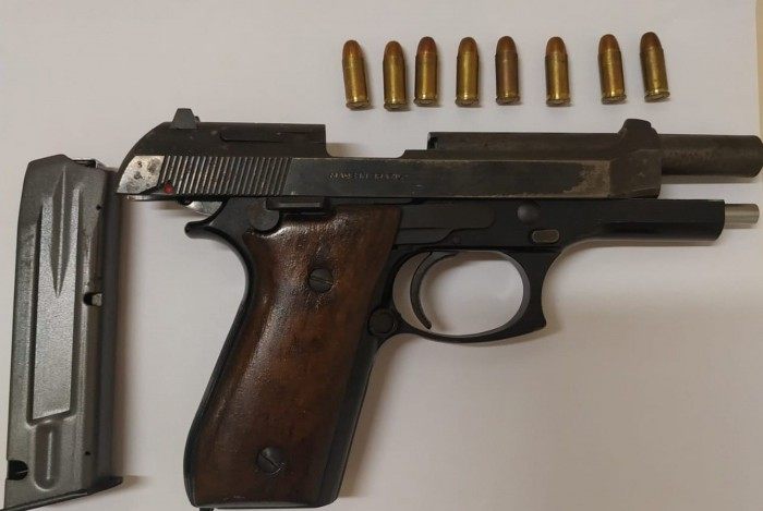 A arma e as munições encontradas na casa do capitão da reserva do Exército, segundo a polícia