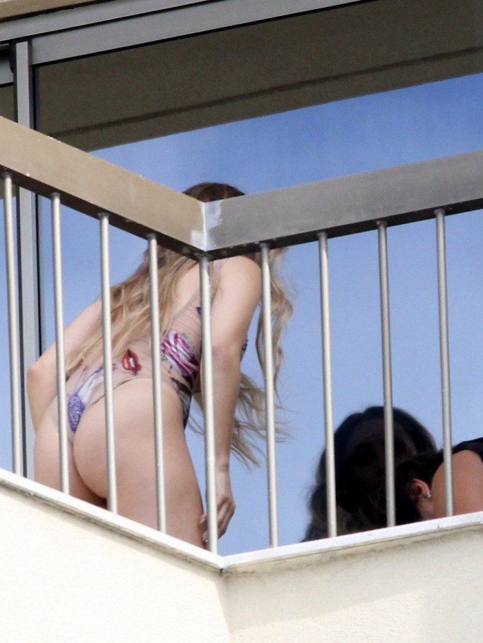 Carla Diaz posa para ensaio fotogr&aacute;fico na varanda de hotel de luxo em Copacabana, na Zona Sul do Rio