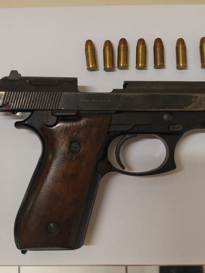 A arma e as munições encontradas na casa do capitão da reserva do Exército, segundo a polícia