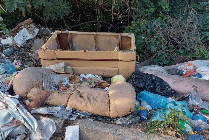 Despejo irregular de todo tipo de sujeira ocorre num acesso à Avenida Brasil