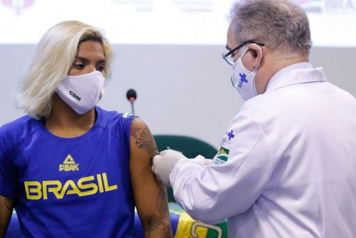 O ministro da Saúde, Marcelo Queiroga, vacina a atleta olímpica Ana Marcela Cunha, da maratona aquática, que disputará os jogos de Tóquio, no Japão