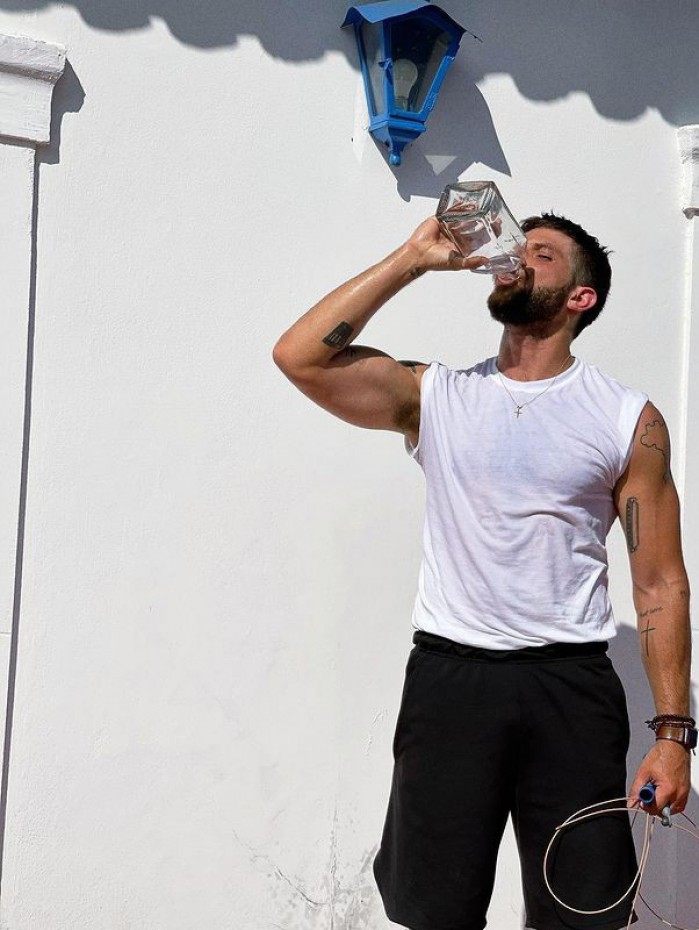 Chay Suede posta foto bebendo &aacute;gua e arranca suspiros dos f&atilde;s