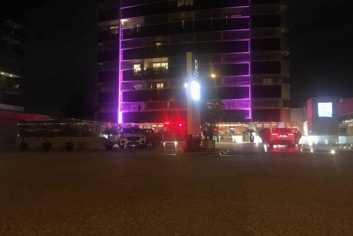 Ambulância chega a hotel na Barra
