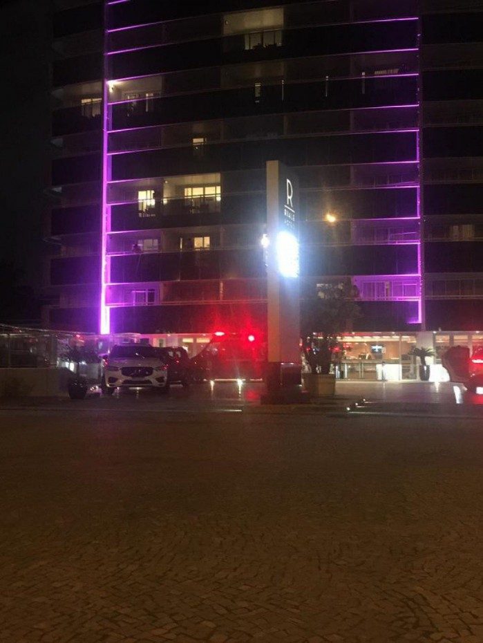 Ambulância chega a hotel na Barra