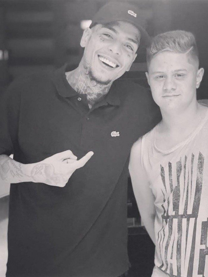 MC Kevin e o jovem Giliard Santos, enteado do funkeiro.