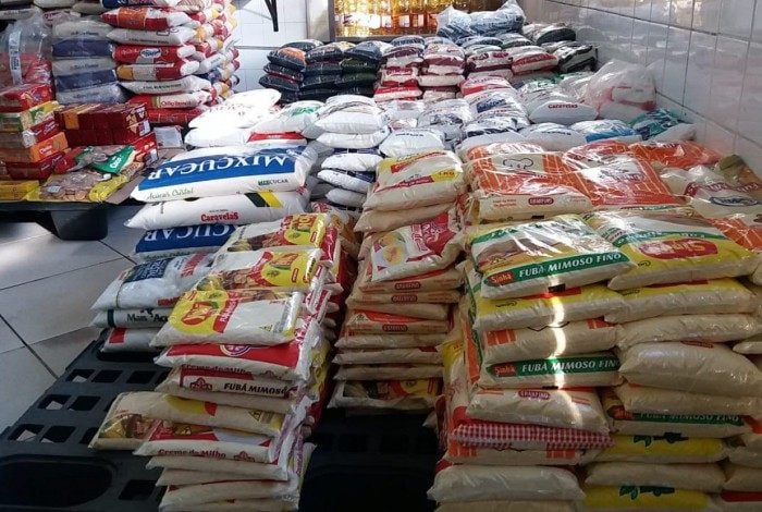 Drive-thru arrecada três toneladas de alimentos em Volta Redonda