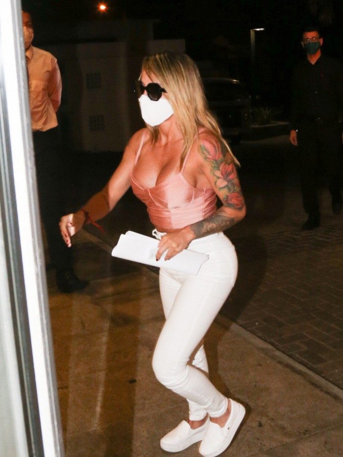 Bianca Domingues, mulher que disse estar com MC Kevin quando ele caiu, chega correndo ao hotel depois de prestar depoimento na delegacia