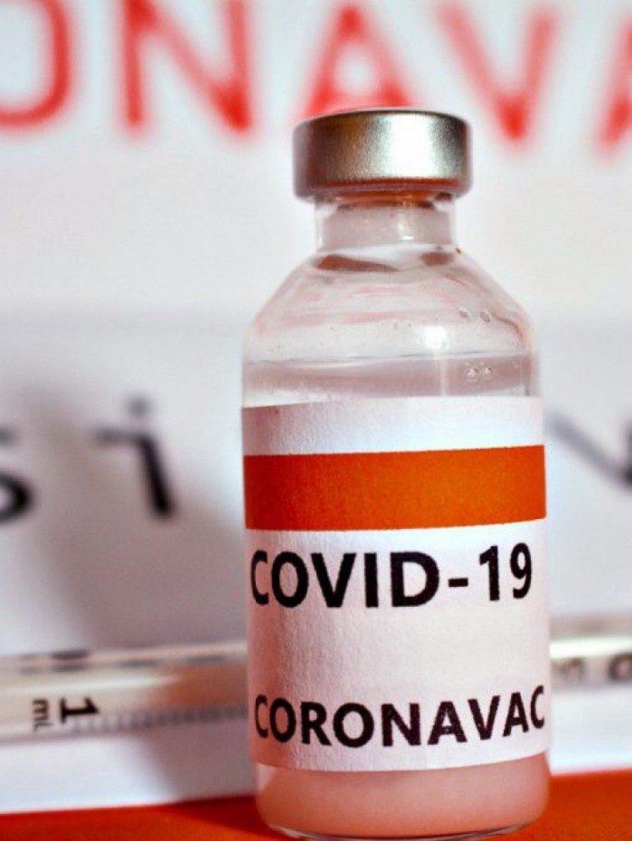 Estudos sugerem efic&aacute;cia de 3&ordf; dose da Coronavac em adultos, diz farmac&ecirc;utica