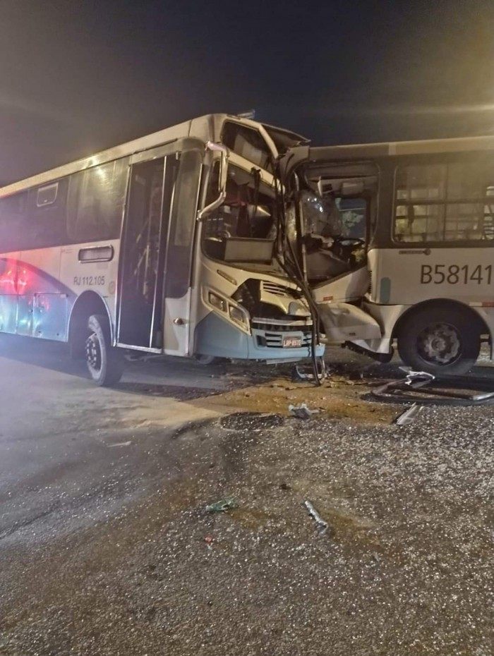 Ônibus colidiram na noite desta segunda-feira (17)