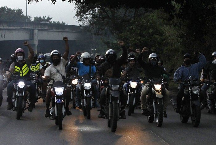 Milicianos e traficantes extorquem mototaxistas em bairros do Rio