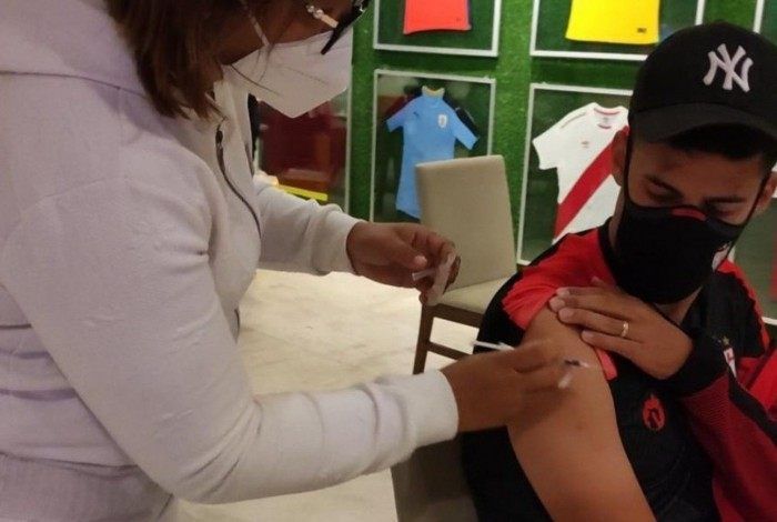 Delegação do Atlético-GO foi vacinada contra a covid-19 no início de maio, no Paraguai