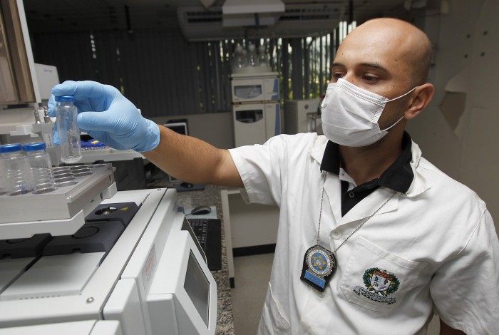 Perito mostra como acontece an&aacute;lise de amostras biol&oacute;gicas que ajudam elucidar crimes