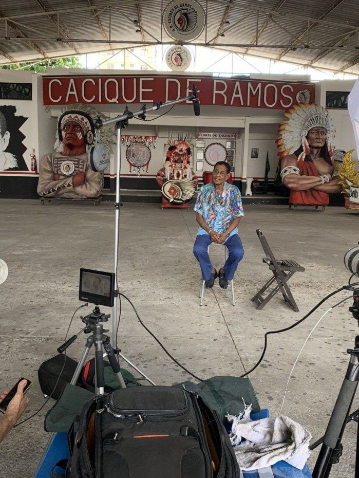O m&uacute;sico Bira Presidente, de 84 anos, fundador do grupo Fundo de Quintal, grava document&aacute;rio sobre sua trajet&oacute;ria na quadra do Cacique de Ramos. Ele tamb&eacute;m &eacute; presidente do tradicional bloco.