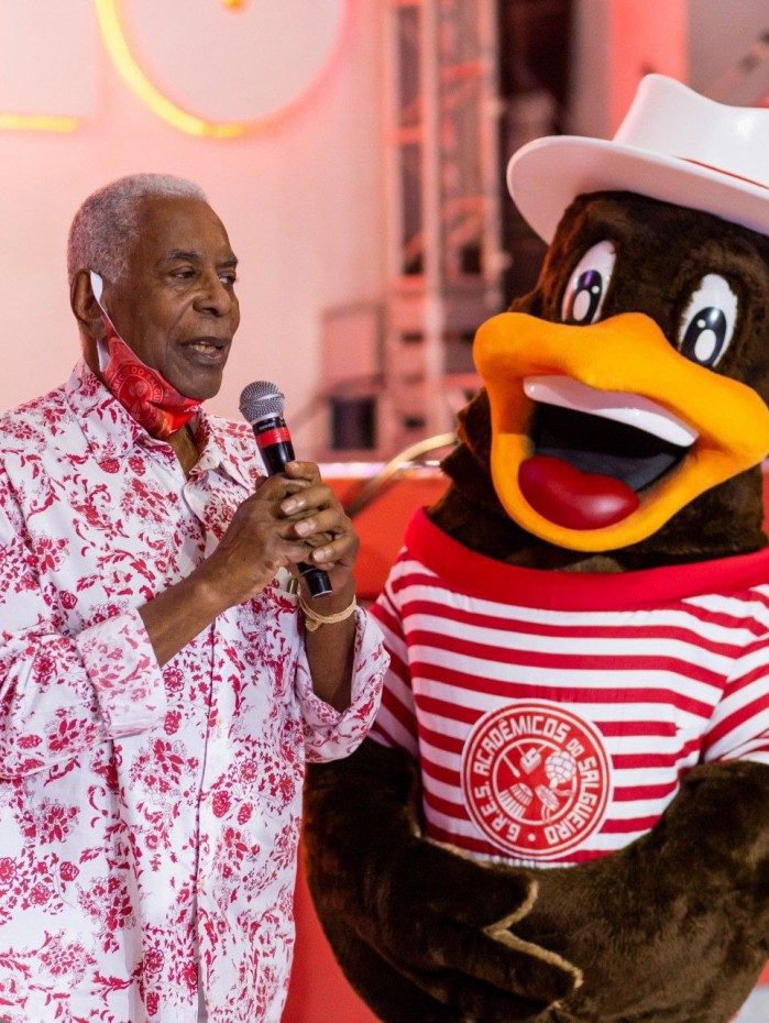 Aos 91 anos, o jornalista, escritor e comentarista de carnaval Haroldo Costa est&aacute; tocando uma s&eacute;rie de projetos. Ele tamb&eacute;m &eacute; padrinho do mascote oficial do Salgueiro, o Sabi&aacute;