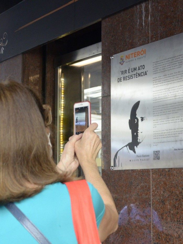 'Rir é um ato de resistência': placa metálica lembra frase declarada por Paulo Gustavo em participação especial do fim de ano da Globo