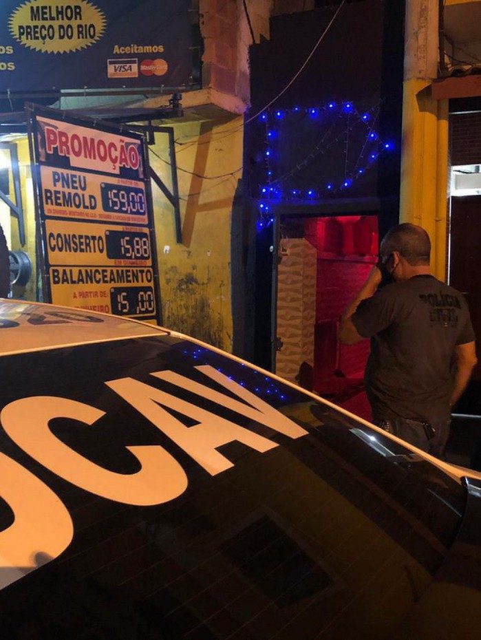 Fotos da casa de prostitui&ccedil;&atilde;o fechada em Jacarepagu&aacute;.