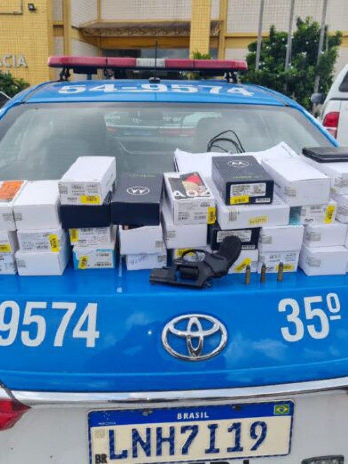 Os suspeitos foram presos em um Honda Civic, veículo usado no roubo após uma perseguição