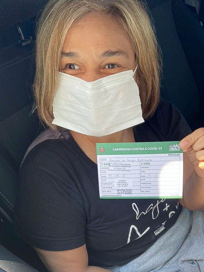 Claudia Rodrigues é vacinada contra a covid-19 em São Paulo