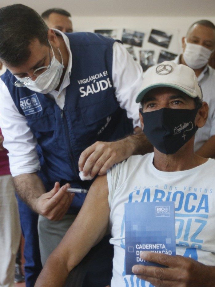 Secret&aacute;rio Daniel Soranz aplica a vacina em Dener Freitas, morador de rua 