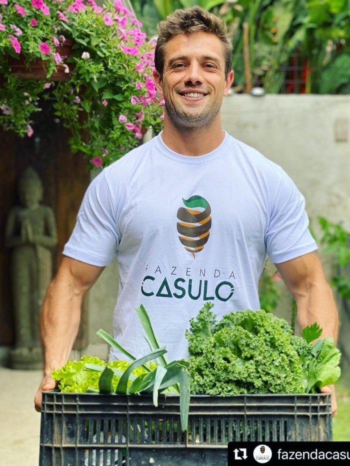 Rafael Cardoso doa caminhão de alimentos orgânicos cultivados em sua fazenda 