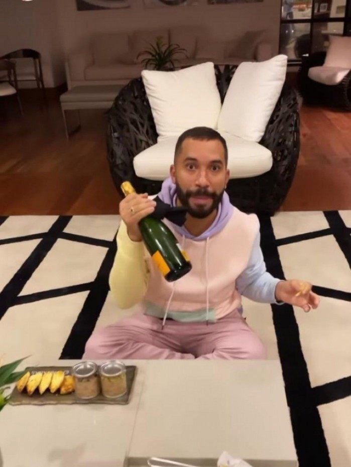 Gil comemora 'vida de rei' em hotel de SP