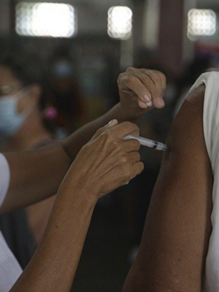 Os locais de vacinação recebem as pessoas que chegam até 16h30 nos dias de semana, para que os mesmos sejam atendidos até 17h, e até 11h30 aos sábados