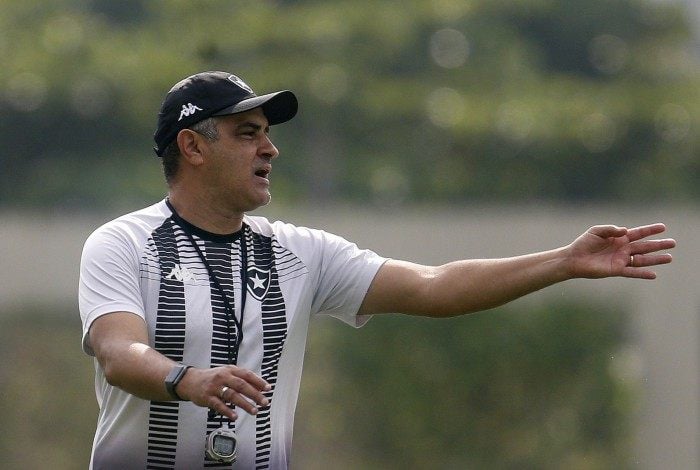 Marcelo Chamusca ainda busca a melhor formação do Botafogo