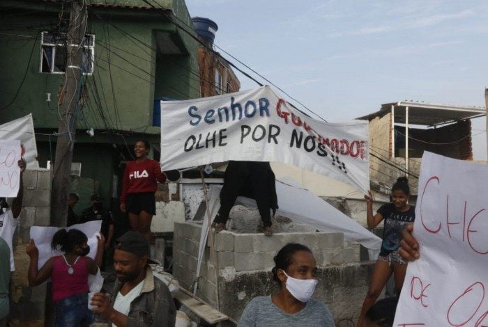 Moradores do Morro da Providência fazem manifestação após morte de traficante. Ele acusam a polícia de execução