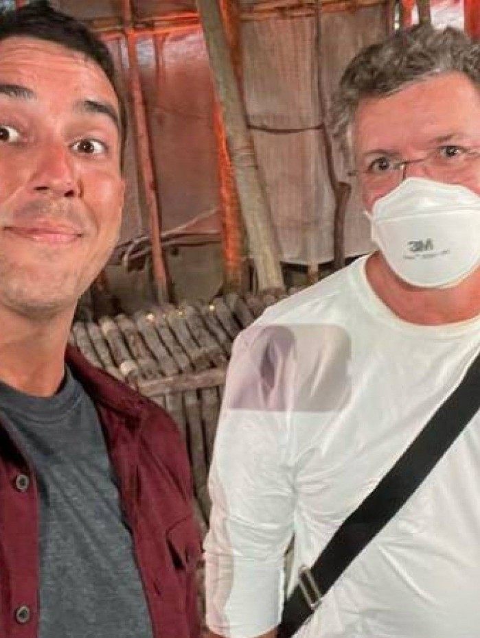 Andr&eacute; Marques e Boninho nos bastidores de 'No Limite'