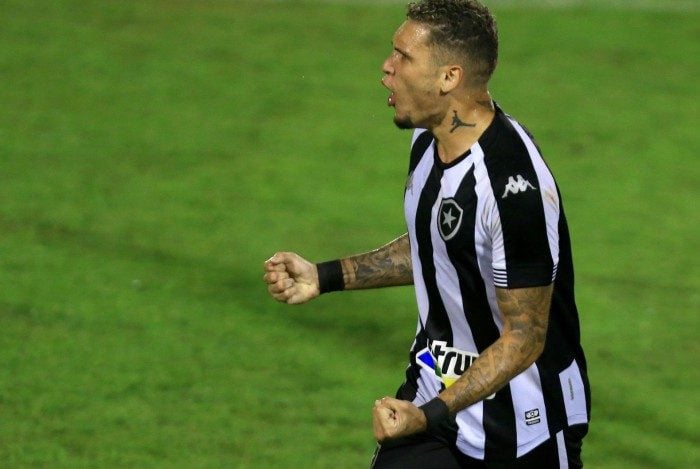  Rafael Navarro comemora gol de empate na estreia da Série B 